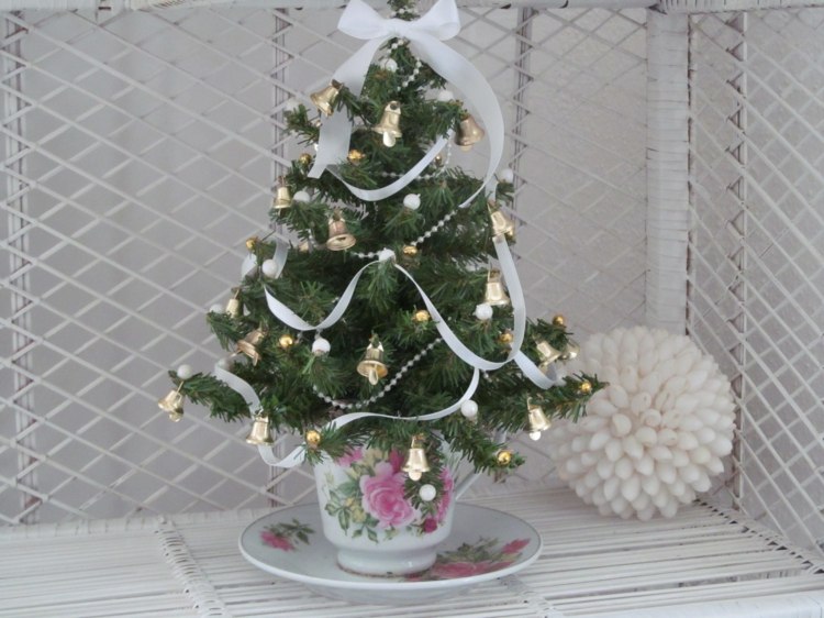 weihnachtsdekoration ideen vintage gestaltung tasse mini weihnachtsbaum