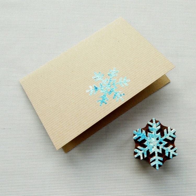 weihnachtskarten-selber-basteln-anleitung-ideen-schneeflocke-stempel-farbe-papier
