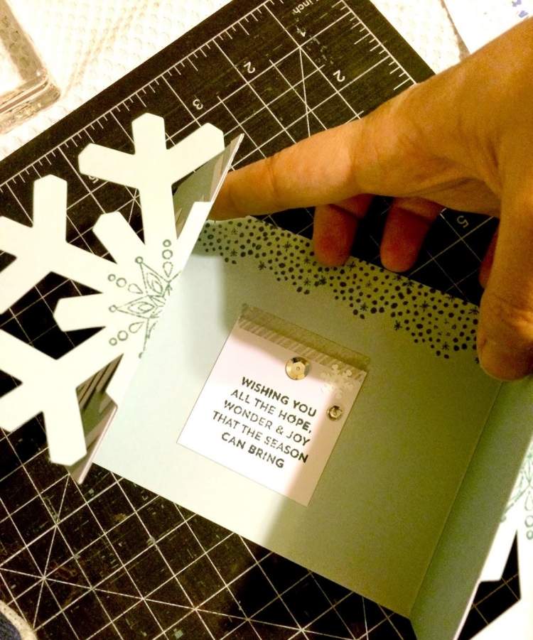 weihnachtskarten-selber-basteln-ideen-schneeflocke-karte-falten-ausschneiden