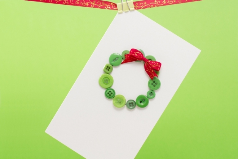 Weihnachtskarten selber basteln -ideen-weihnachtskranz-knoepfe-gruen-band-rot-kreativ