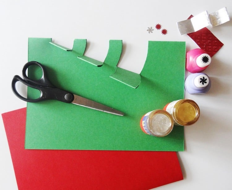 weihnachtskarten-selbst-gestalten-pop-up-tannenbaum-grünes-papier