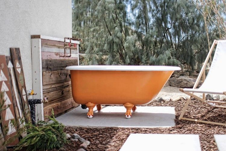 wohnen-bohemian-style-aussenbereich-badewanne-orange