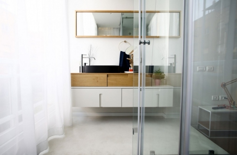 wohnung-einrichten-praktisch-bad-glaswand-modern-minimalistisch-weiss-schwarz-holz