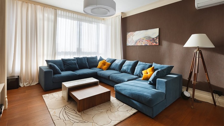 wohnzimmer blau braun modern mit sofa in u-form