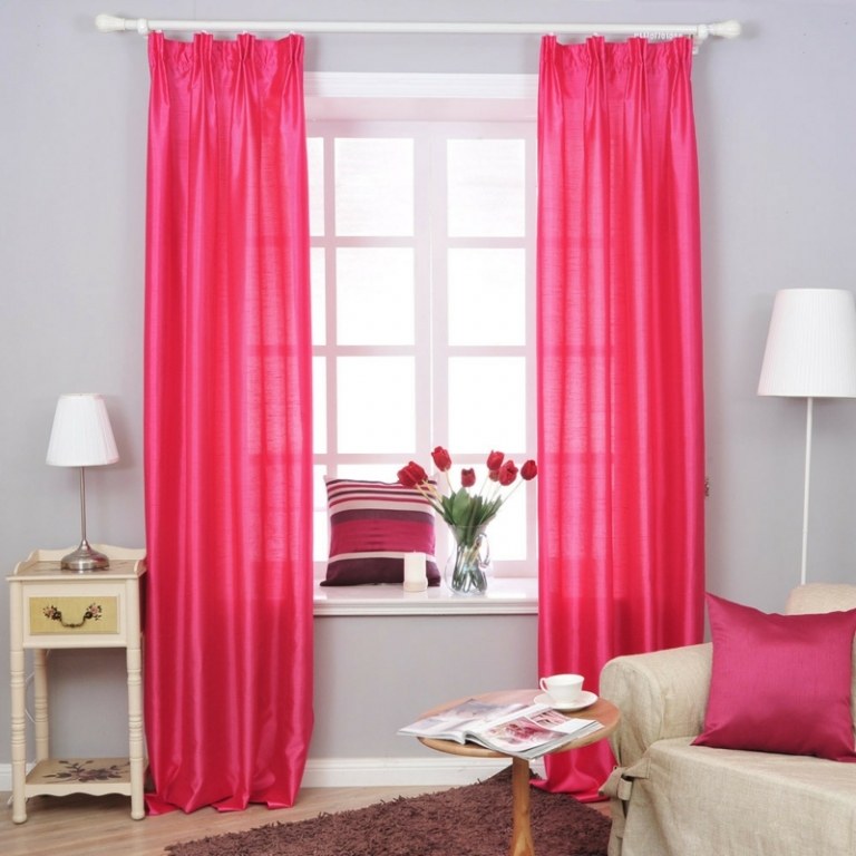 wohnzimmer dekorieren pink akzente vorhaenge kissen beistelltisch