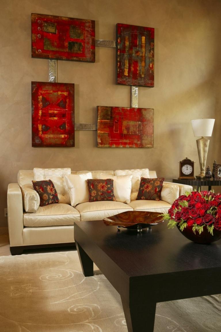 wohnzimmer dekorieren wandgestaltung bilder rot nuancen creme couch