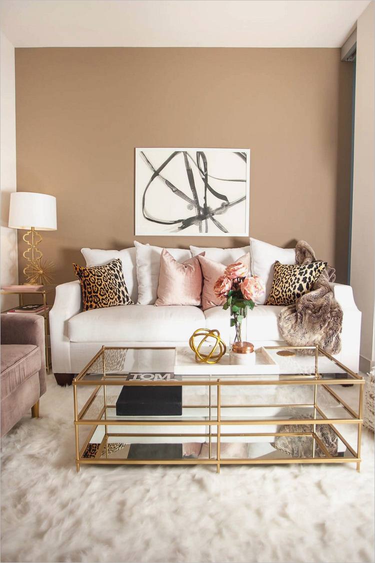 wohnzimmer in beige gold und rosa kombiniert mit wandfarbe karamell und wießer couch