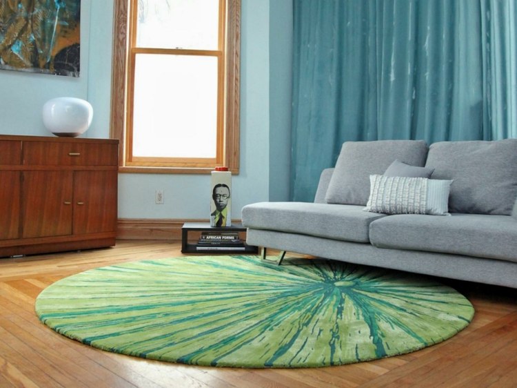 wohnzimmer teppiche rund design gruen laminat fussboden vorhang hellblau