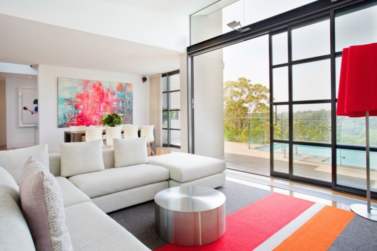 wohnzimmer teppiche streifen rot orange grau weiss couch schiebetuer