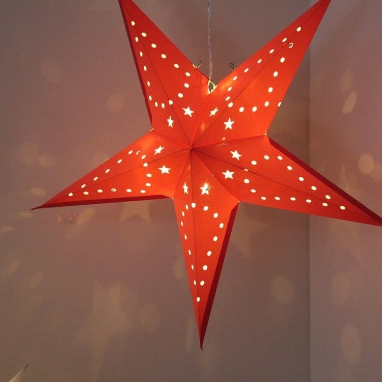3d-weihnachtssterne-basteln-rotes-papier-leuchtend-lichterkette