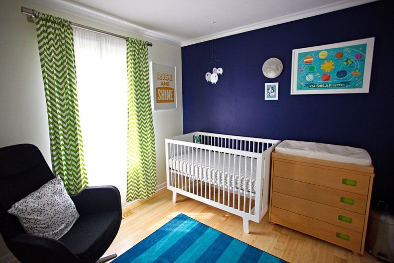 Babyzimmer-Blau-Dunkelblau-Gitterbett-weiss-Ideen-Anleitung