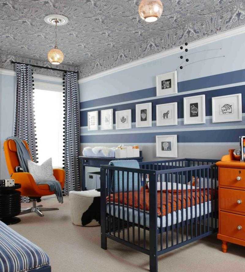 Babyzimmer-Blau-Streifen-Familienfotos-Ideen-oranger-Sessel