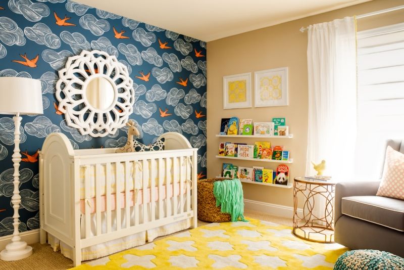 Babyzimmer in Blau-Tapeten-weisses-Bett-Ideen