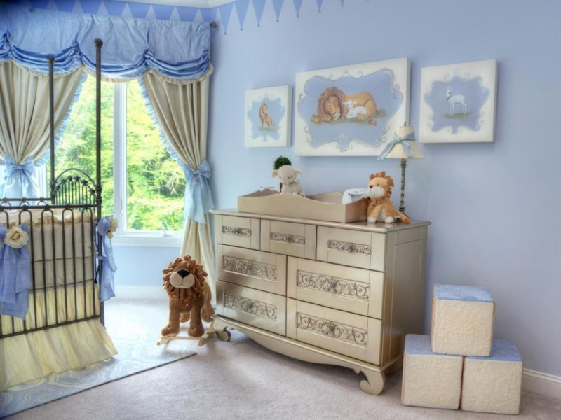 Babyzimmer-Blau-beige-Wickelkommode-traditionell-Betthimmel