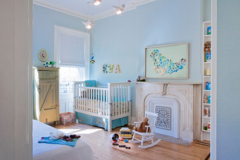 Babyzimmer-Blau-einrichten-Kamin-Schaukelpferd-Bild