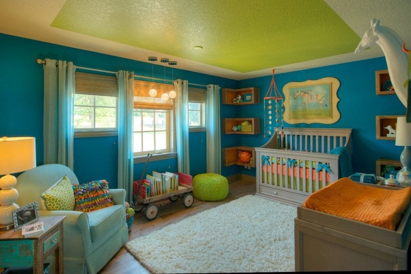 Babyzimmer-Blau-gruene-Decke-Ideen-Einrichtung-Wandgestaltung
