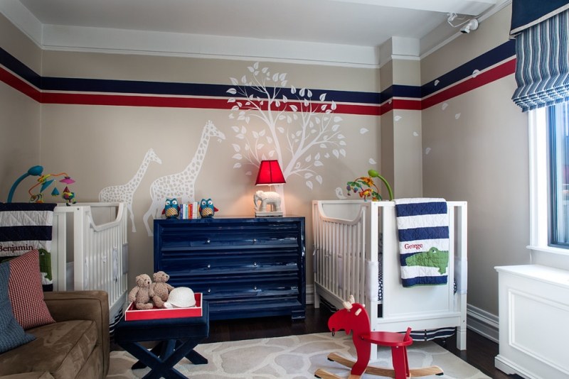 Babyzimmer-Blau-rot-grau-Ideen-Wandgestaltung-Giraffen
