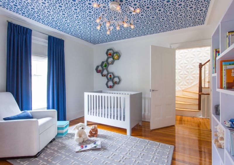 Babyzimmer-Blau-weiss-Deckengestaltung-modern