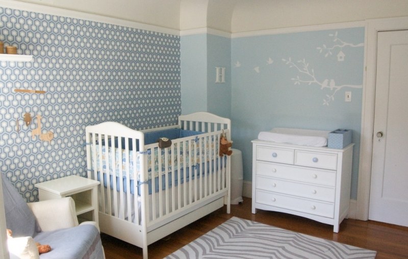 Babyzimmer-Blau-weiss-Tapete-Wandtattoo-Ideen