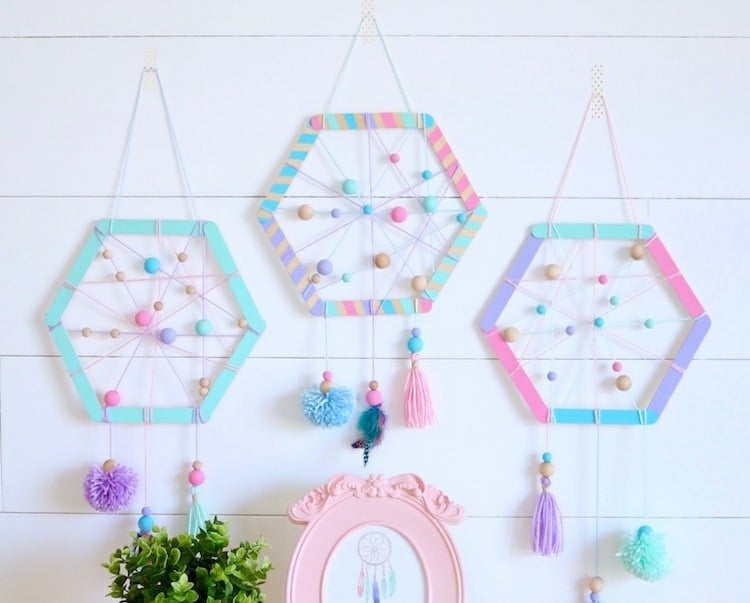 Bastelidee für Kinder mit Eisstielen für Hexagon-Traumfänger in Pastellfarben