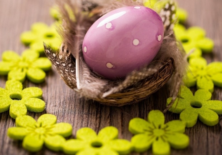 Eier färben Puenktchen-lila-Glanz-Ideen