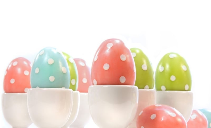 Eier-faerben-Puenktchen-verschiedene-Farben-Ideen