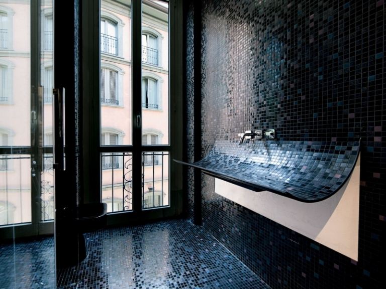 Gruene-Bodenfliesen-dunkel-Mosaik-Badezimmer-klein