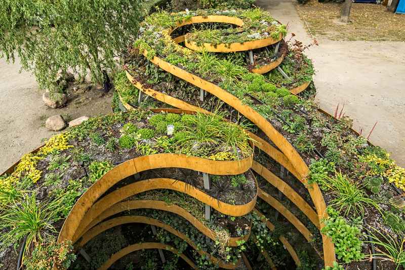 Hochbeet im Garten Unendlichzeichen-Kraeuterspirale-aehnelnd