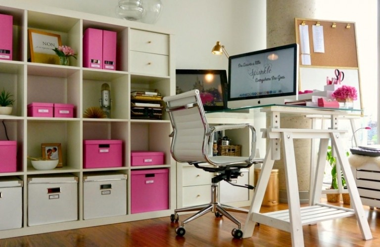 Ikea-Regale-Kallax-rosa-Koerbe-Schreibtisch