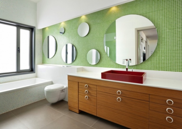 Mosaik-Fliesen-Gruen-Badezimmer-Unterschrank-Holz