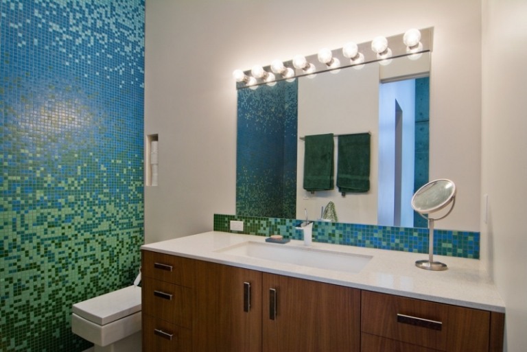 Mosaik-Fliesen-Gruen-Badezimmer-gestalten-Ideen-modern-Farbverlauf