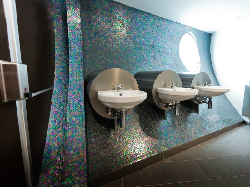 Mosaik-Fliesen-Gruen-Badezimmer-modern-verlegen-Ideen
