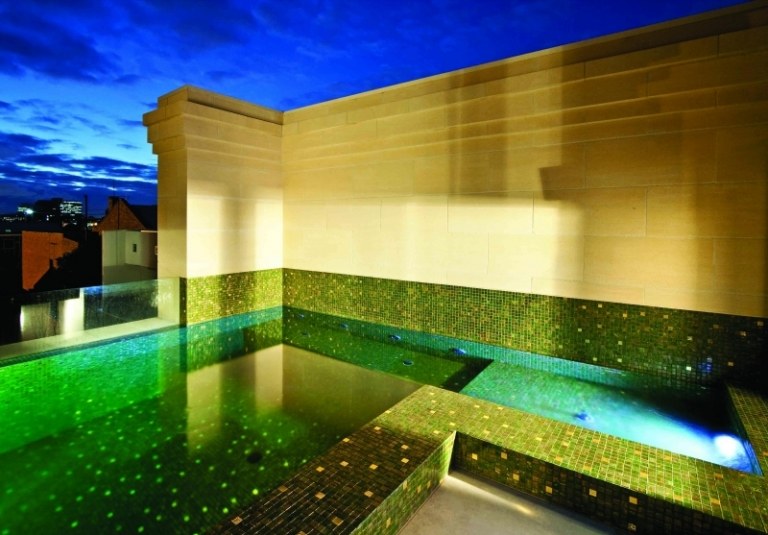 Mosaik-Fliesen-Gruen-Dachterrasse-verlegen-Pool