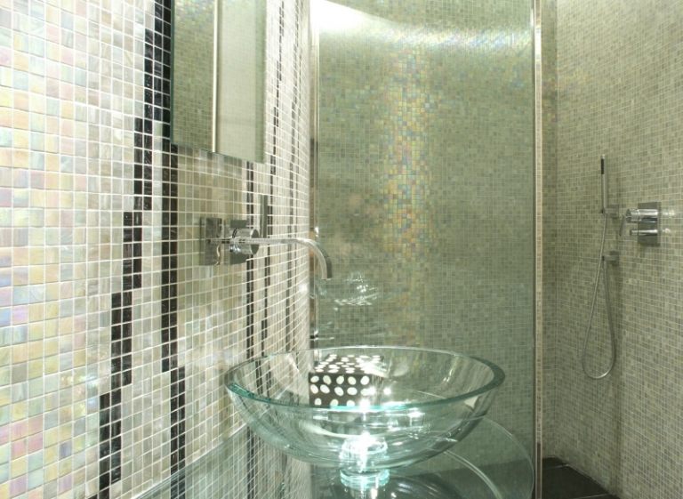 Mosaik-Fliesen-Gruen-Glas-Aufsatzbecken-Duschkabine-bodengleich