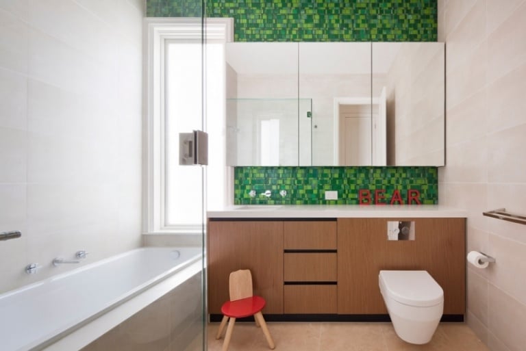 Mosaik-Fliesen-Gruen-modernes-Badezimmer-puristisch-verlegen