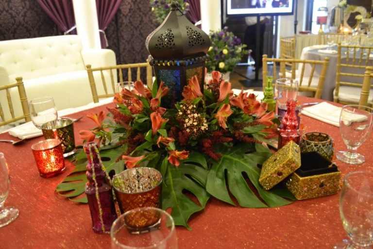 Orientalische-Deko-Ideen-Tisch-Laterne-exotische-Blumen