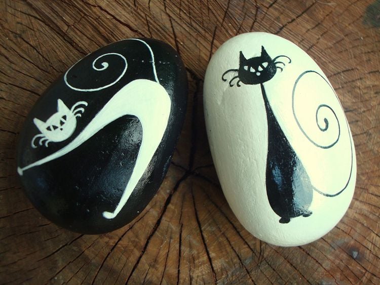 Steine bemalen in Schwarz Weiß Ideen für Katzen Muster