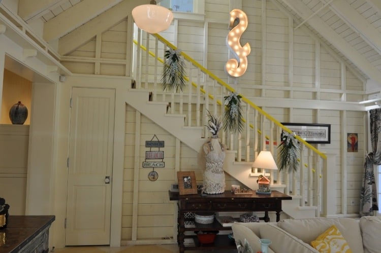 Treppengelaender-streichen-Ideen-gelb-traditionell-Wohnzimmer