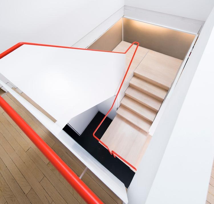 Treppengelaender-streichen-Orange-Farbakzente-modern