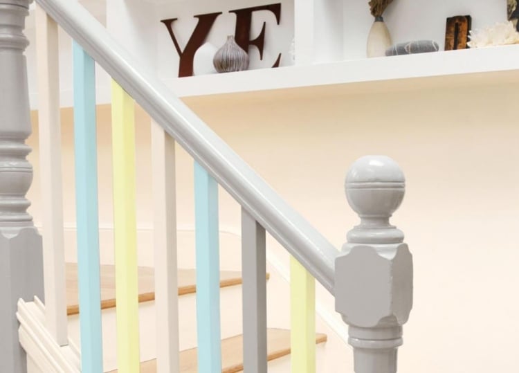 Treppengelaender-streichen-Pastellfarben-streichen-Ideen-Anleitung