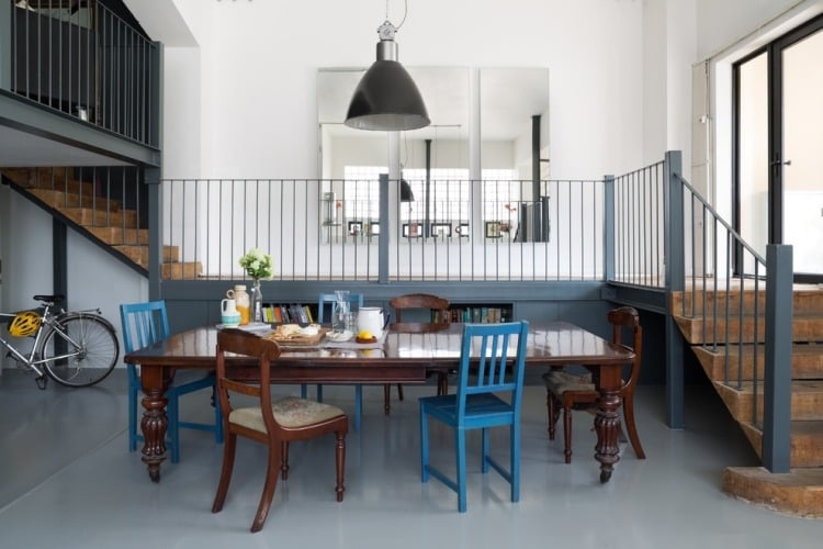 Treppengelaender-streichen-blau-moderne-Wohnung-Ideen
