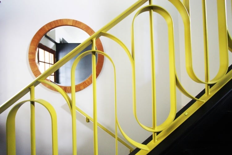 Treppengelaender-streichen-gelbe-Farbe-Ideen-schwarze-Stufen
