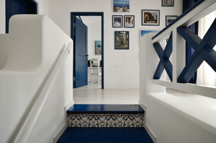 Treppengelaender-streichen-mediterran-Stil-weiss-dunkelblau