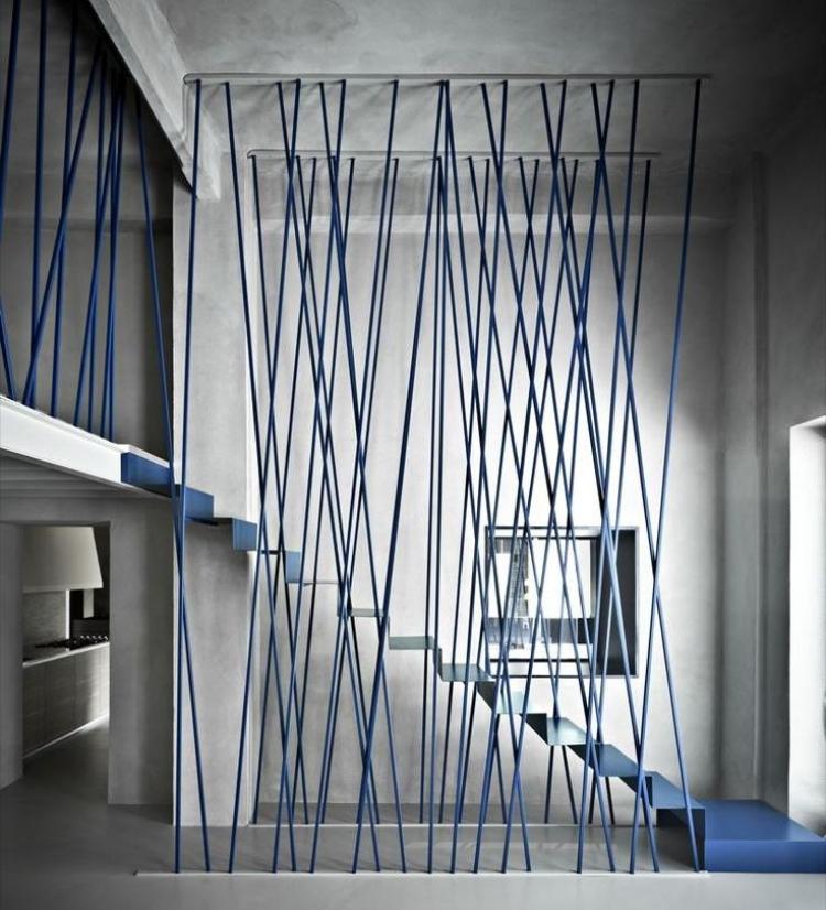 Treppengelaender-streichen-modern-Metalltreppe-hoch