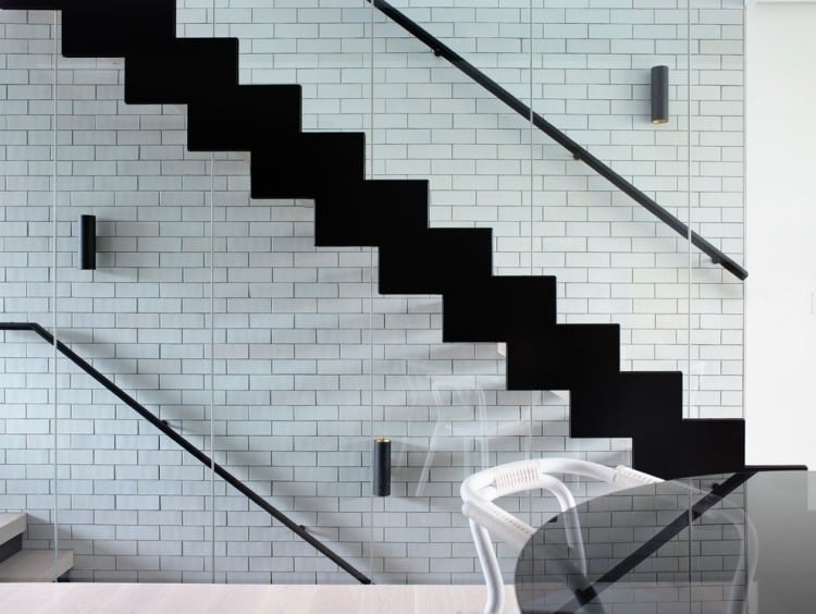 Treppengelaender-streichen-schwarz-modern-Ideen