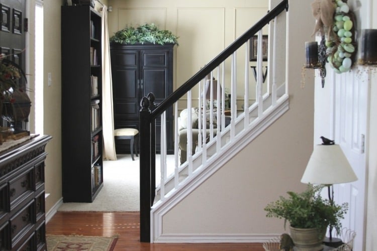 Treppengelaender-streichen-schwarz-weiss-traditionell-Flur-gestalten