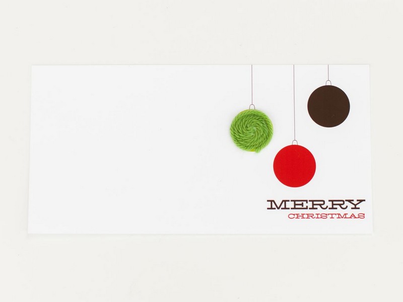Weihnachtskarten-basteln-fertige-Weihnachtskugel-Bindfaden-Papier