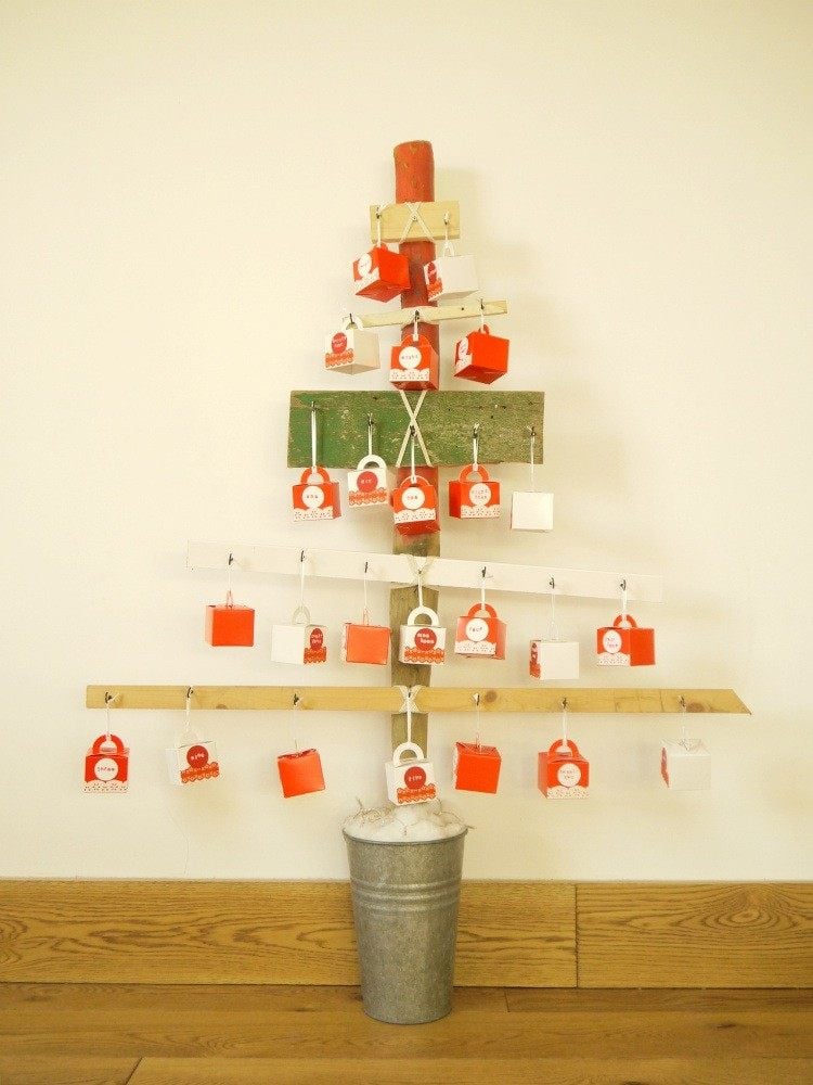 adventskalender-holz-basteln-tannenbaum-altholz-bretter-kleine-geschenkboxen