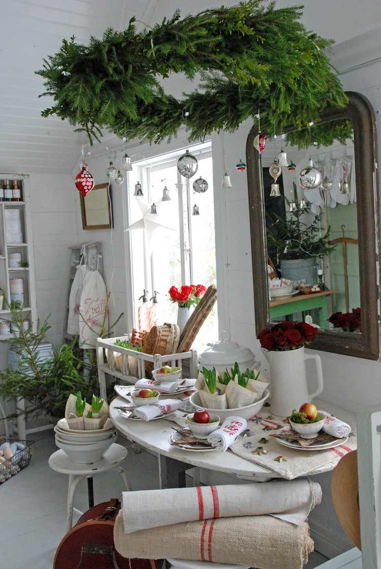 adventskranz-aufhaengen-tannenzweige-silberne-weihnachtsbaumanhaenger