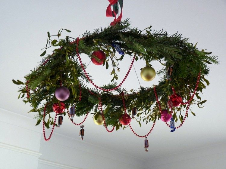 adventskranz-hangend-basteln-tannenzweige-weihnachtsbaumschmuck-bonbons-perlengirlande
